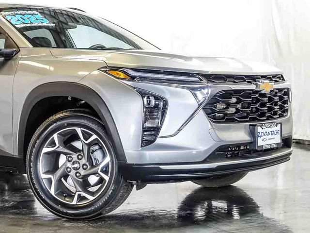 Certified 2025 Chevrolet Trax LT FWD image 3