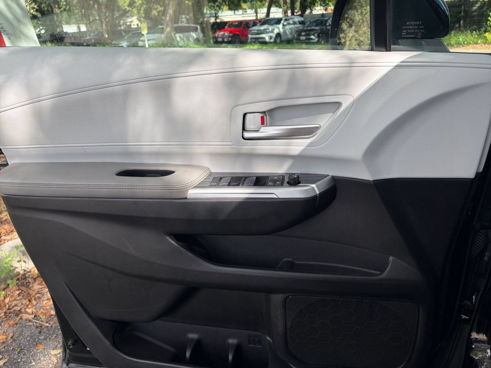 Used 2025 Toyota Sienna XLE FWD image 18