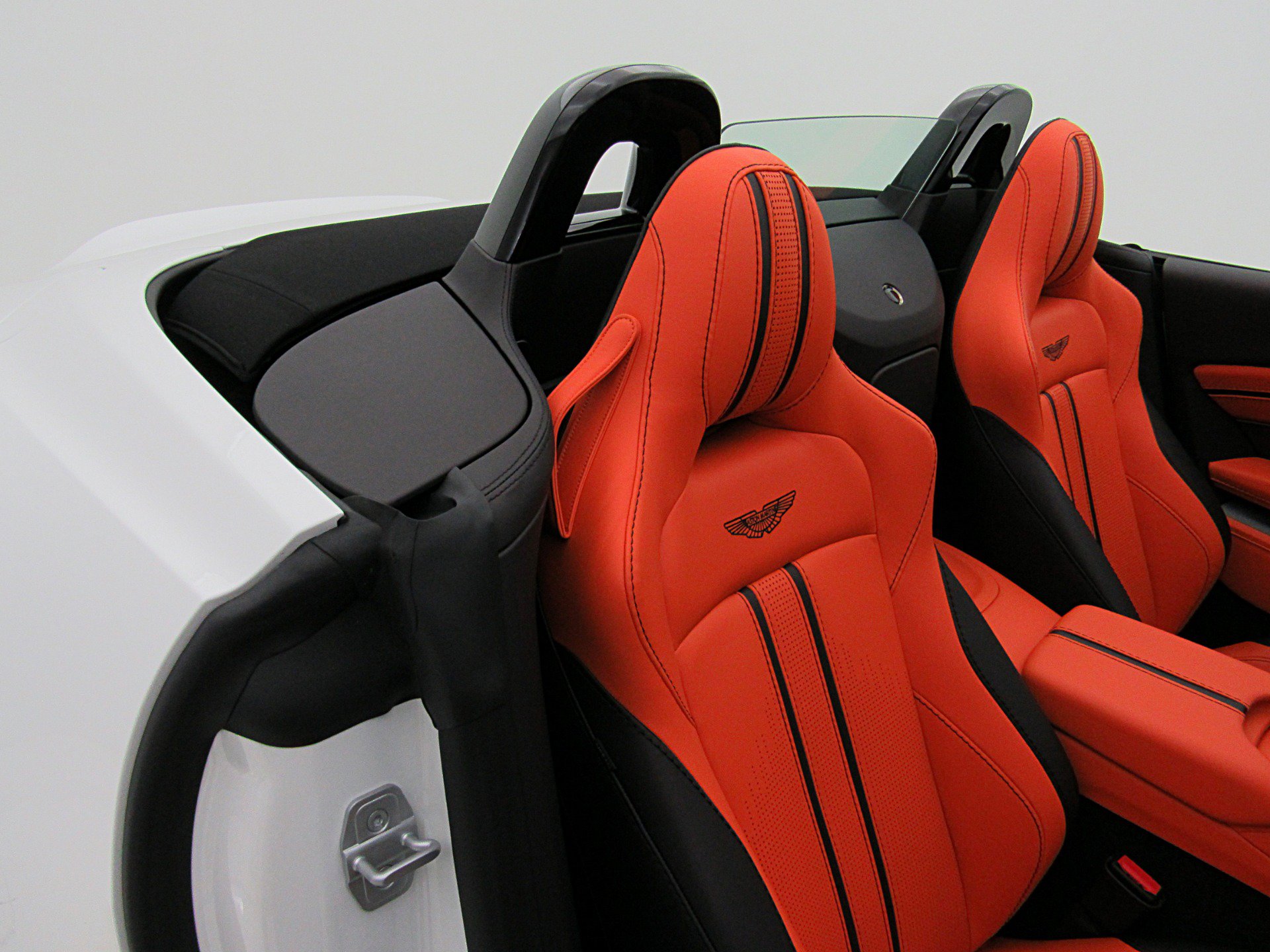 Used 2023 Aston Martin V8 Vantage Roadster RWD image 37