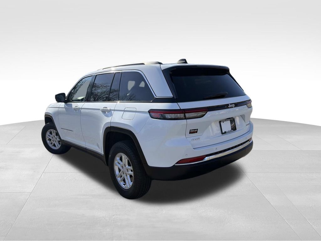 Used 2024 Jeep Grand Cherokee Laredo image 5