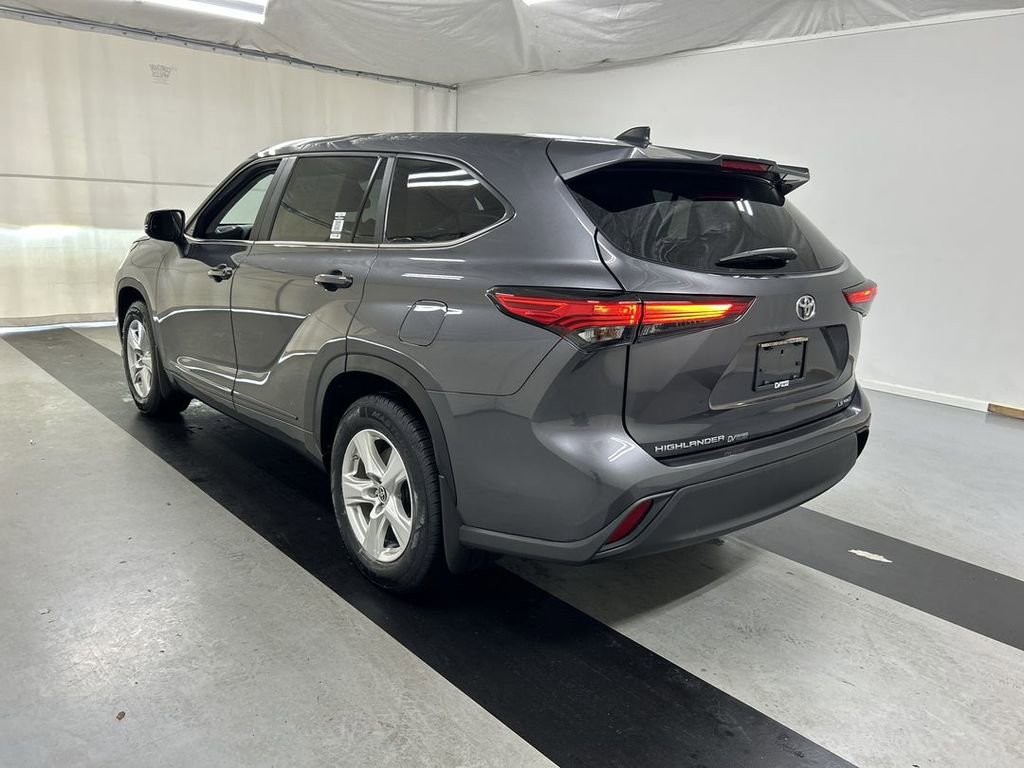 Used 2023 Toyota Highlander LE AWD/4WD image 7