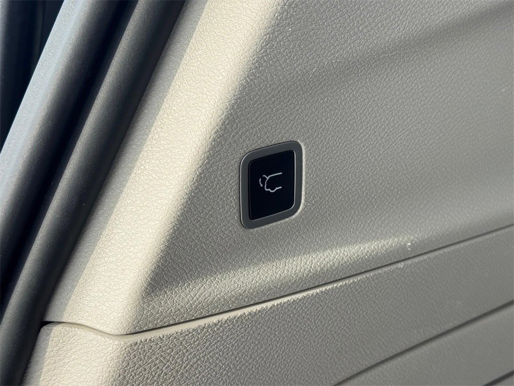 Used 2023 Chrysler Pacifica Touring-L image 6