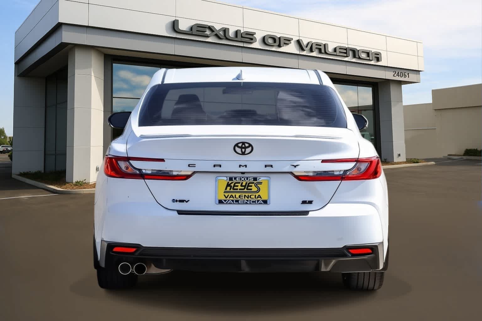 Used 2025 Toyota Camry SE FWD image 3
