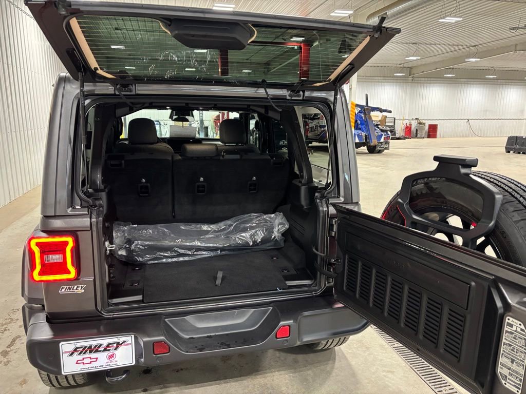 Used 2025 Jeep Wrangler Unlimited Sahara w/ Safety Group AWD/4WD image 23