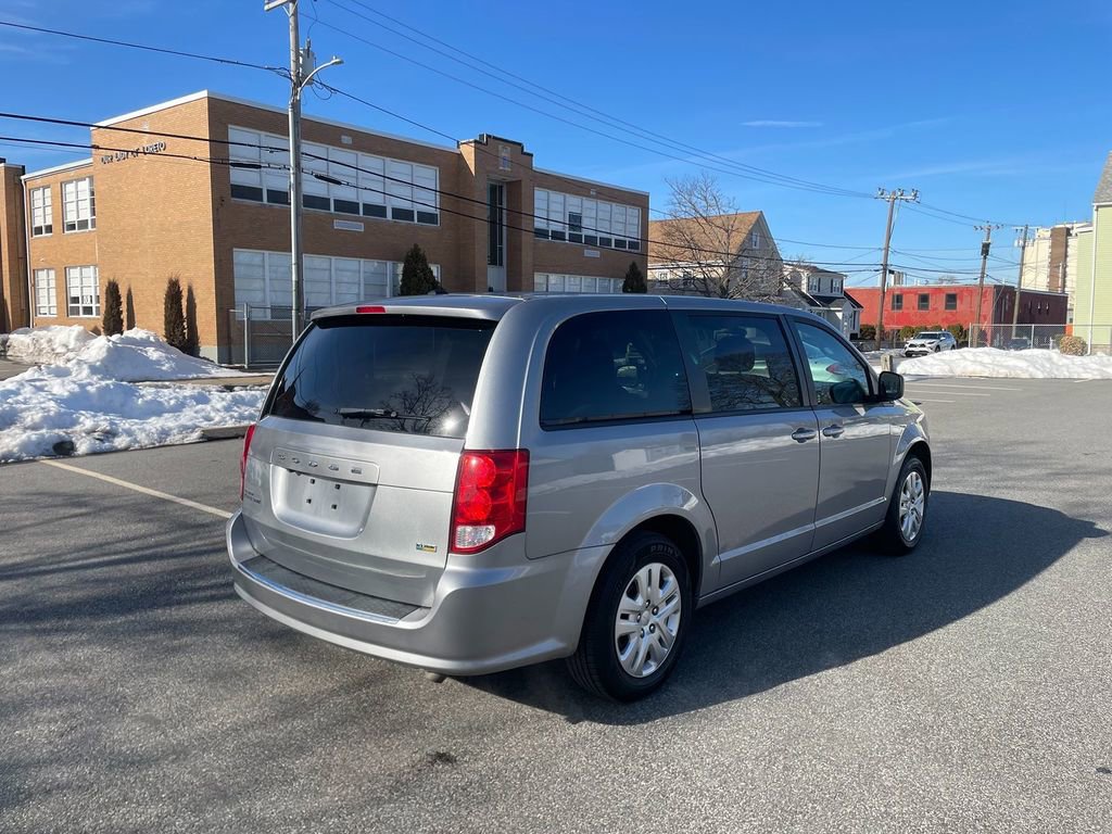 Used 2018 Dodge Grand Caravan SE w/ UConnect Hands-Free Group image 5