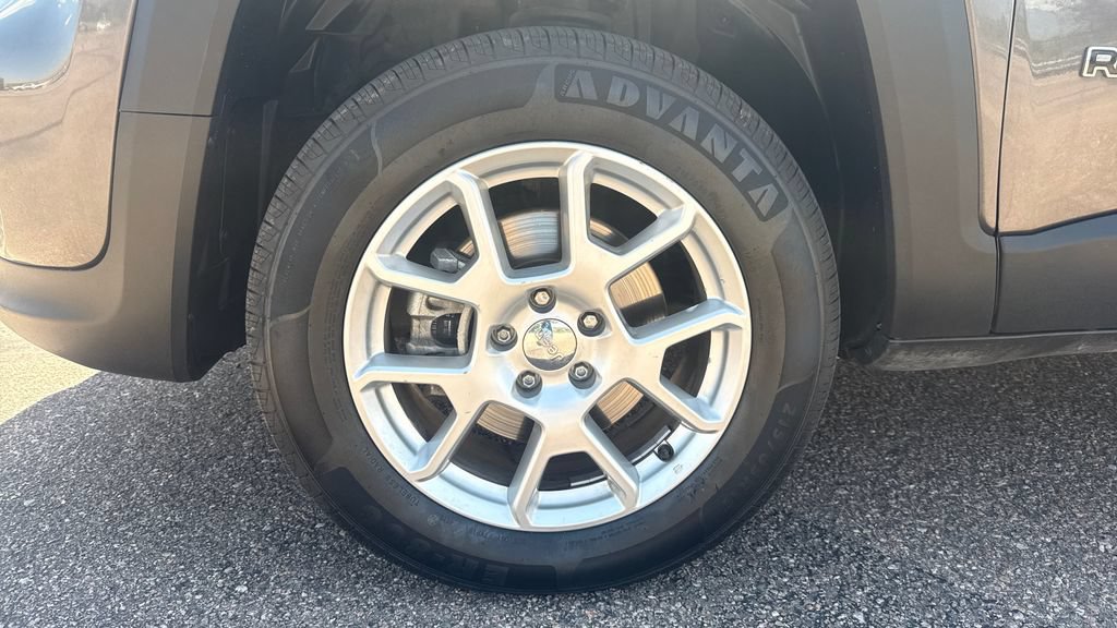 Used 2019 Jeep Renegade Latitude w/ Popular Equipment Group AWD/4WD image 16
