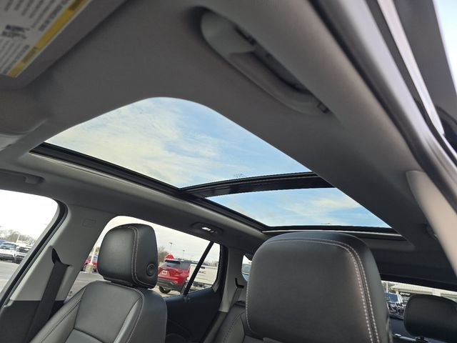 Used 2023 GMC Terrain SLT w/ Tech Package image 3