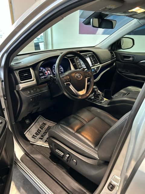 Used 2018 Toyota Highlander SE FWD image 15