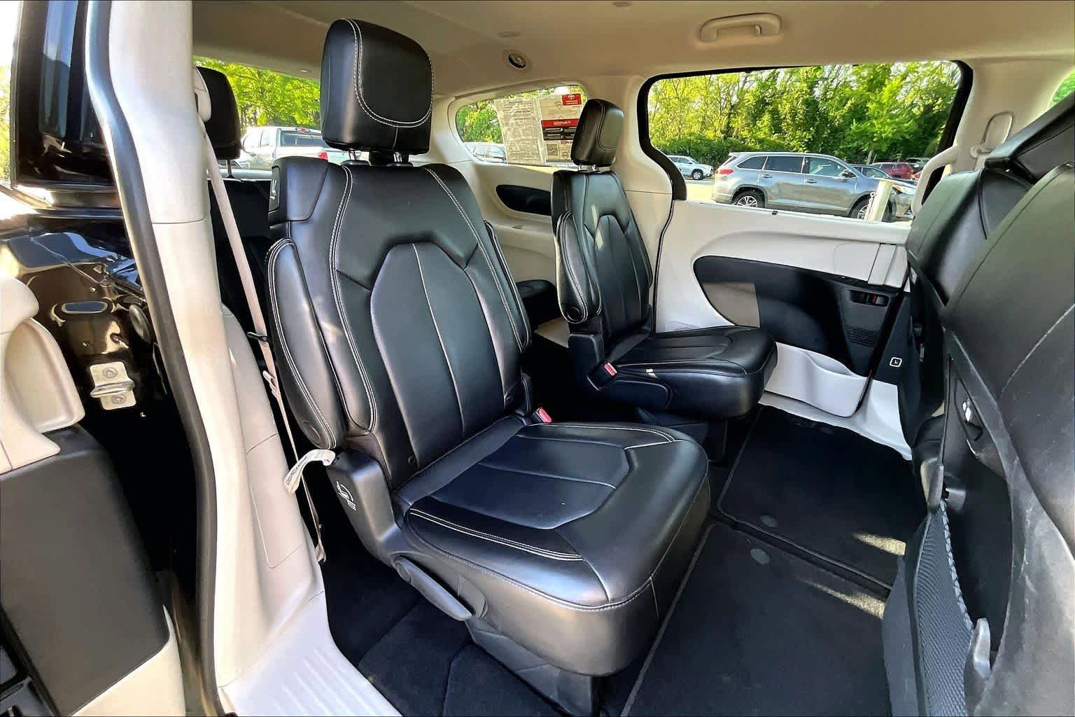 Used 2023 Chrysler Pacifica Touring-L FWD image 20