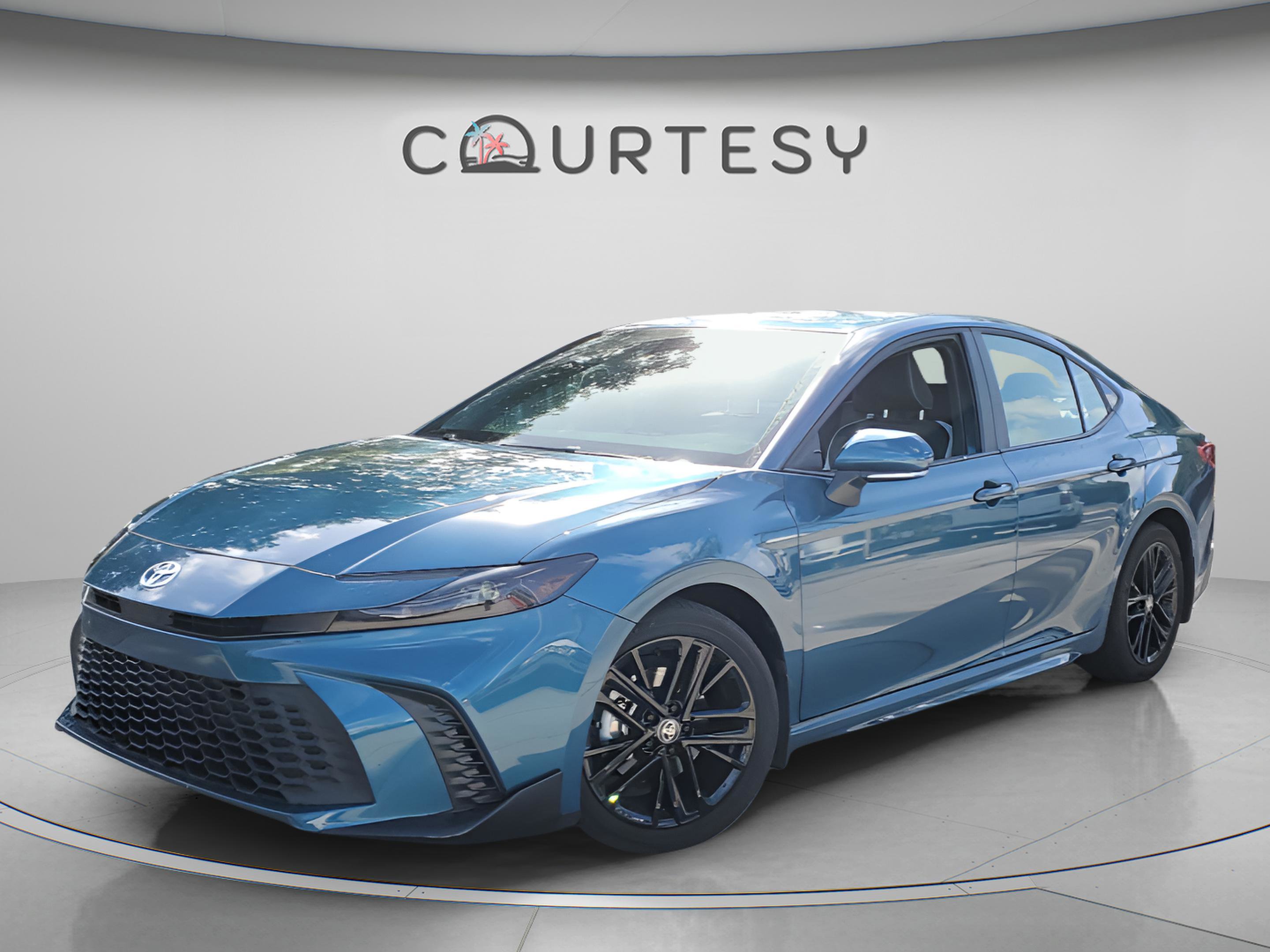 Used 2025 Toyota Camry SE image 1