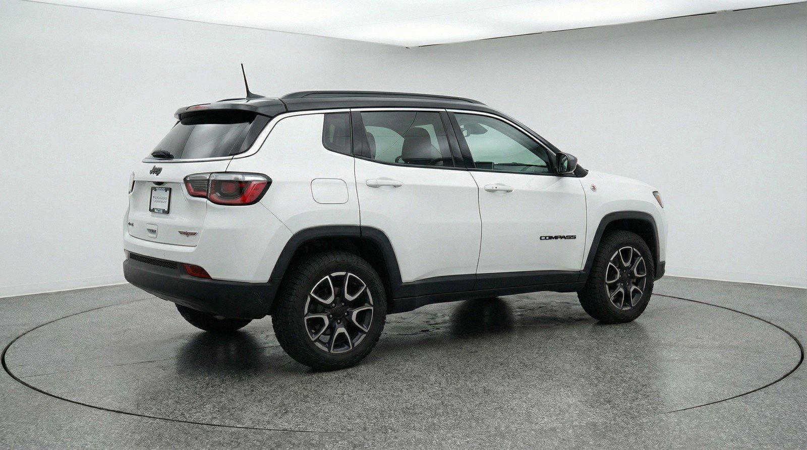 Used 2025 Jeep Compass Trailhawk image 9