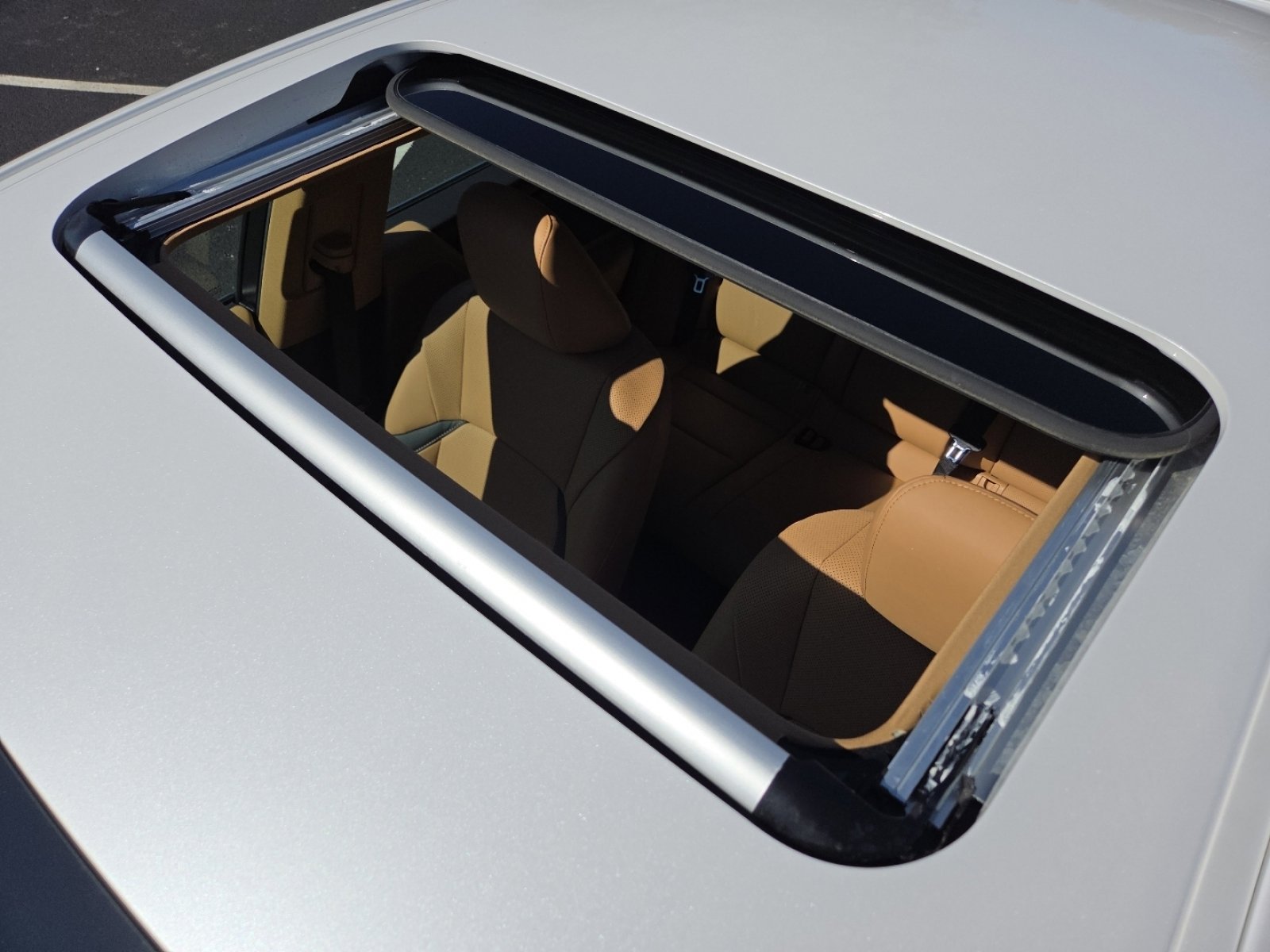Used 2025 Lexus ES 300h w/ Premium Package FWD image 3