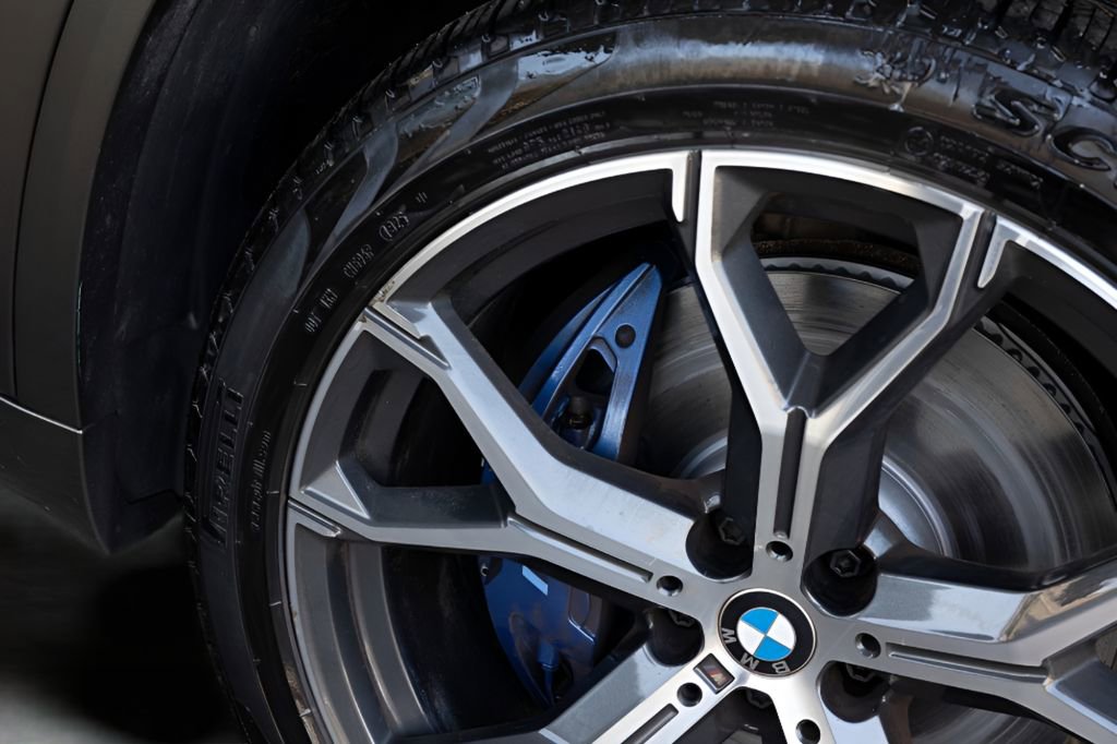 Used 2022 BMW X5 xDrive40i w/ M Sport Package AWD/4WD image 11