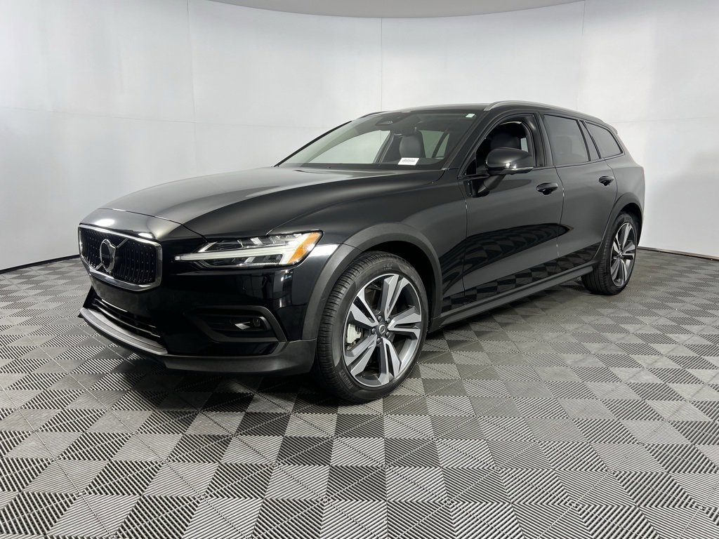 Used 2025 Volvo V60 B5 Cross Country Plus image 10