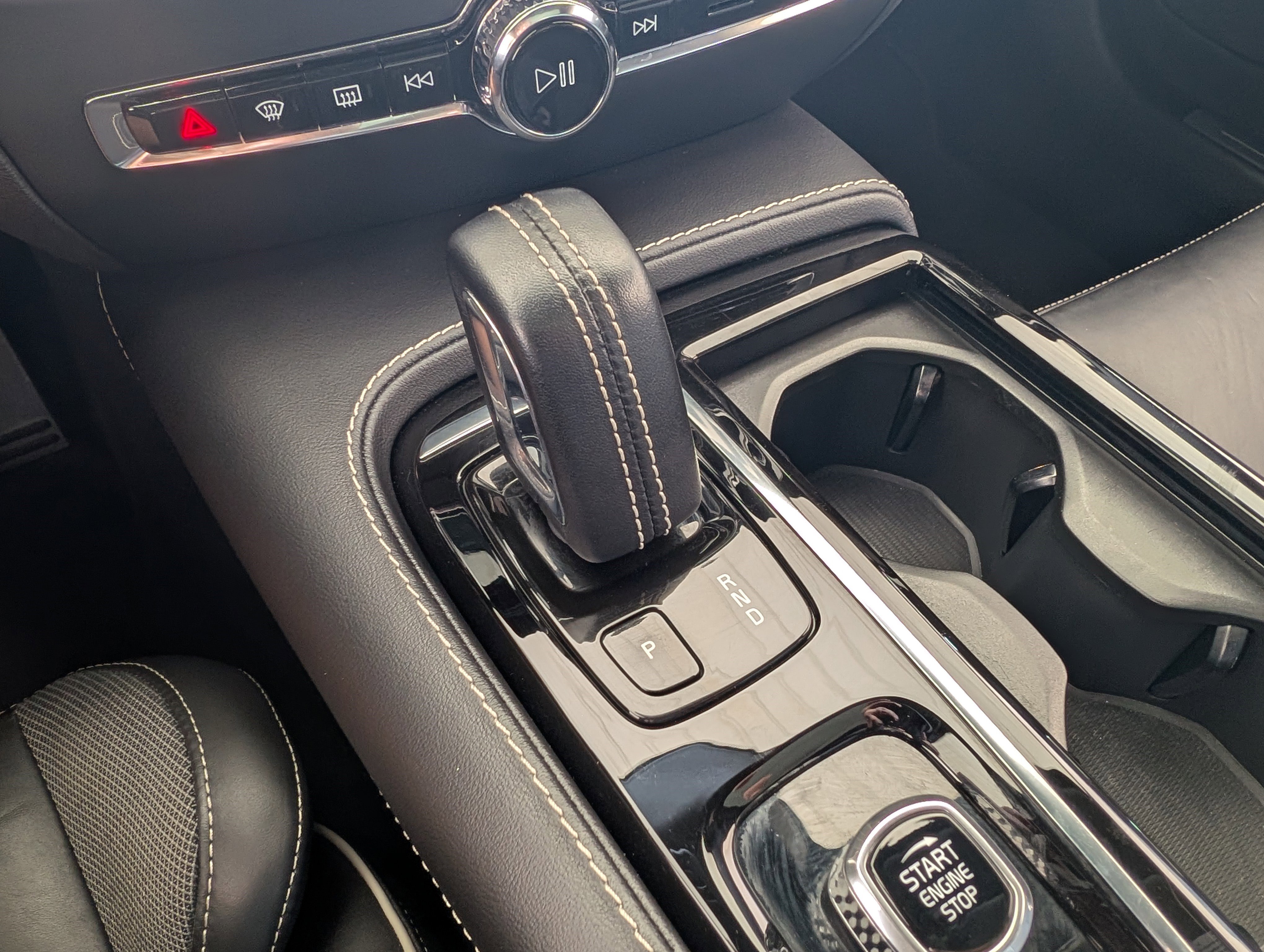 Used 2022 Volvo S60 T8 R-Design image 31