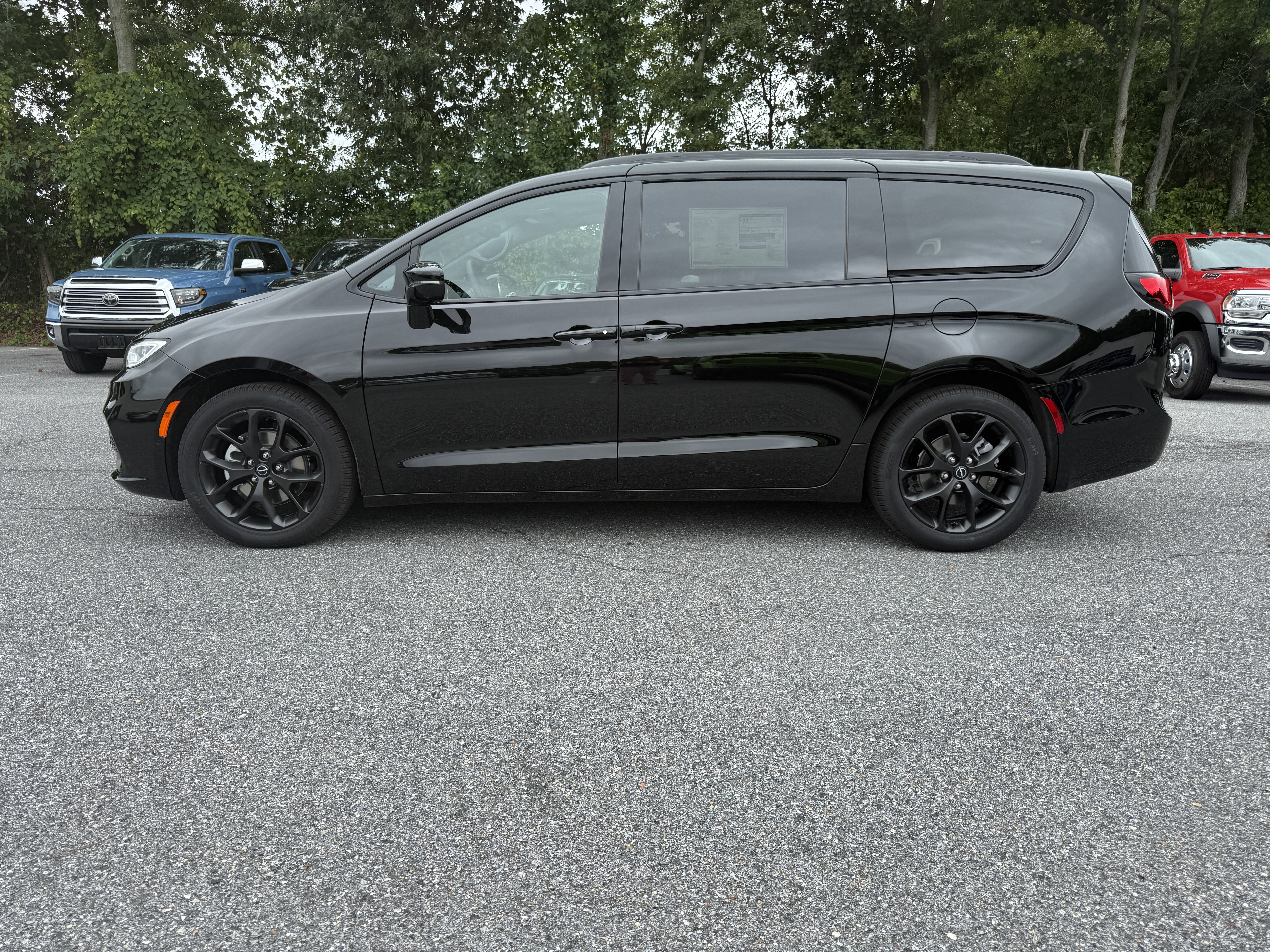 New 2026 Chrysler Pacifica Limited image 4