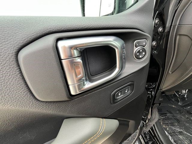 Used 2025 Jeep Gladiator Mojave AWD/4WD image 12