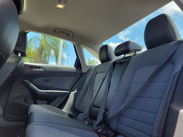 Used 2025 Volkswagen Jetta SE FWD image 9
