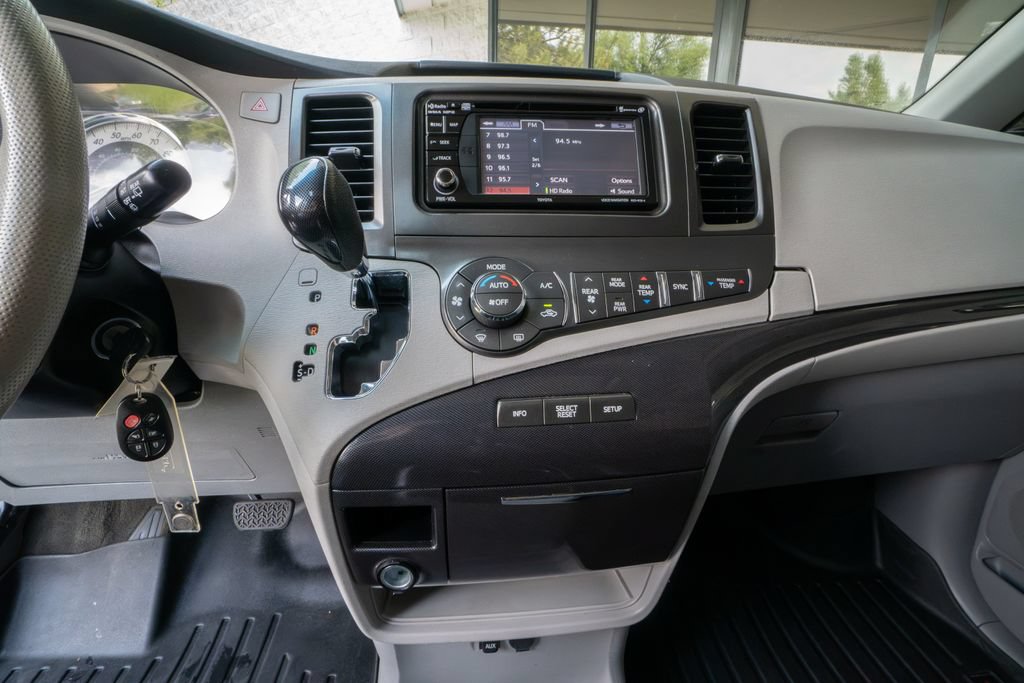 Used 2014 Toyota Sienna SE FWD image 11