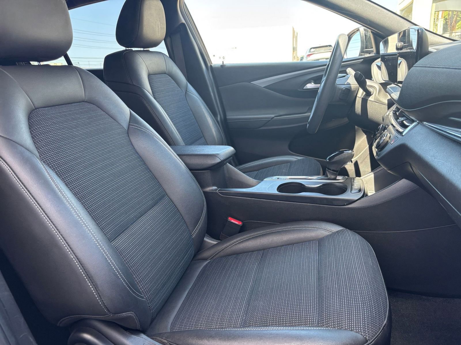 Used 2025 Buick Envista Preferred image 35