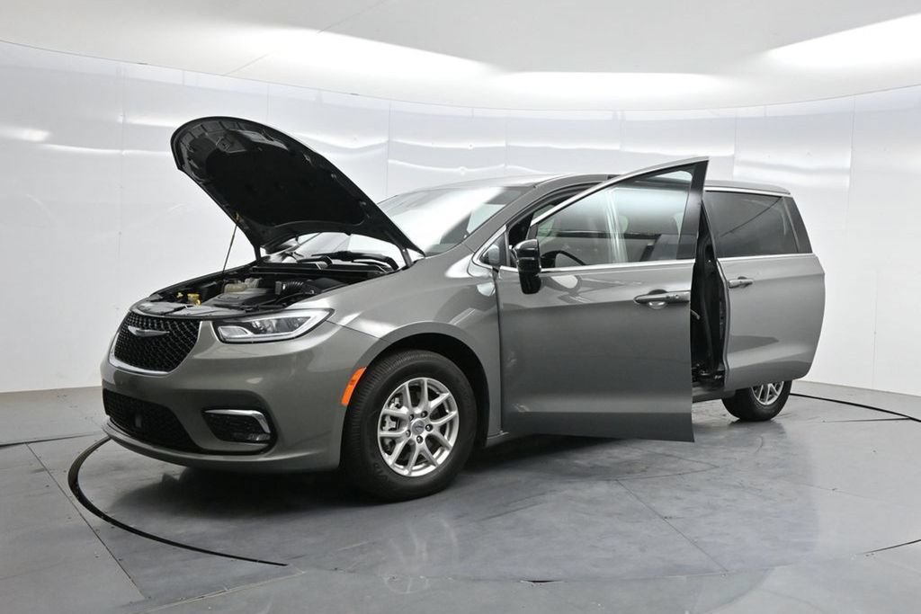 Used 2025 Chrysler Pacifica Select FWD image 51