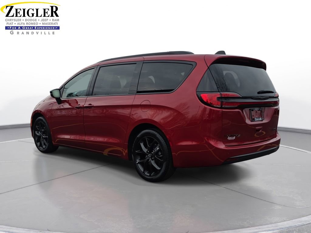 Used 2025 Chrysler Pacifica Limited image 7