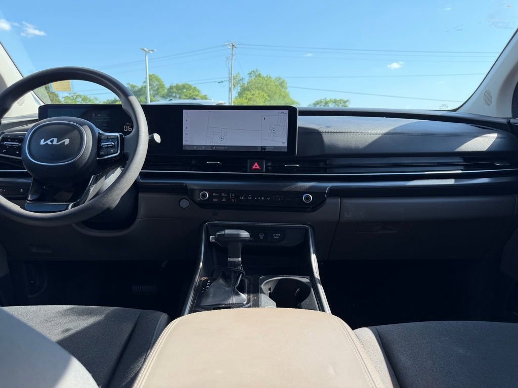 Used 2025 Kia Carnival LX FWD image 17