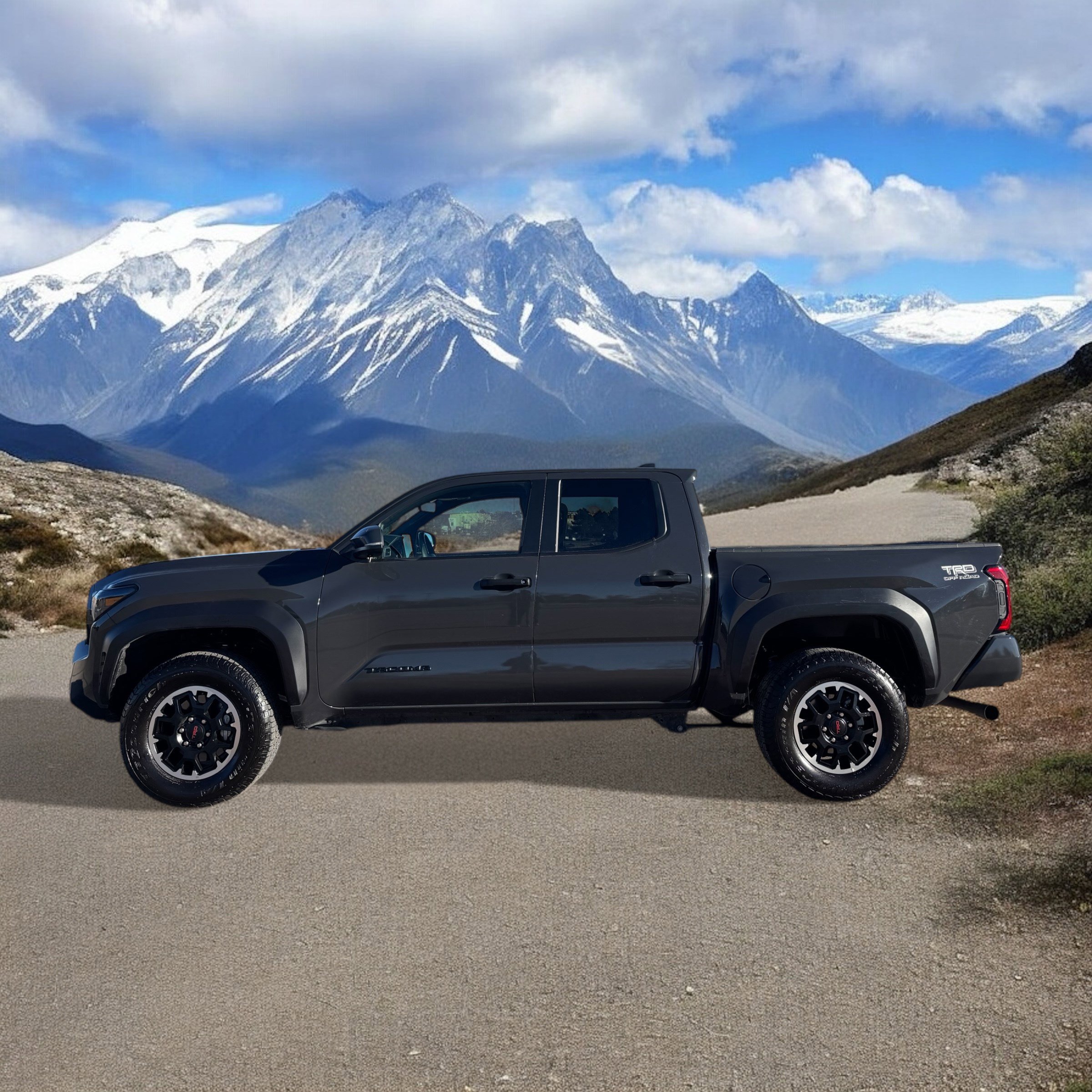 Used 2025 Toyota Tacoma TRD Off-Road image 2
