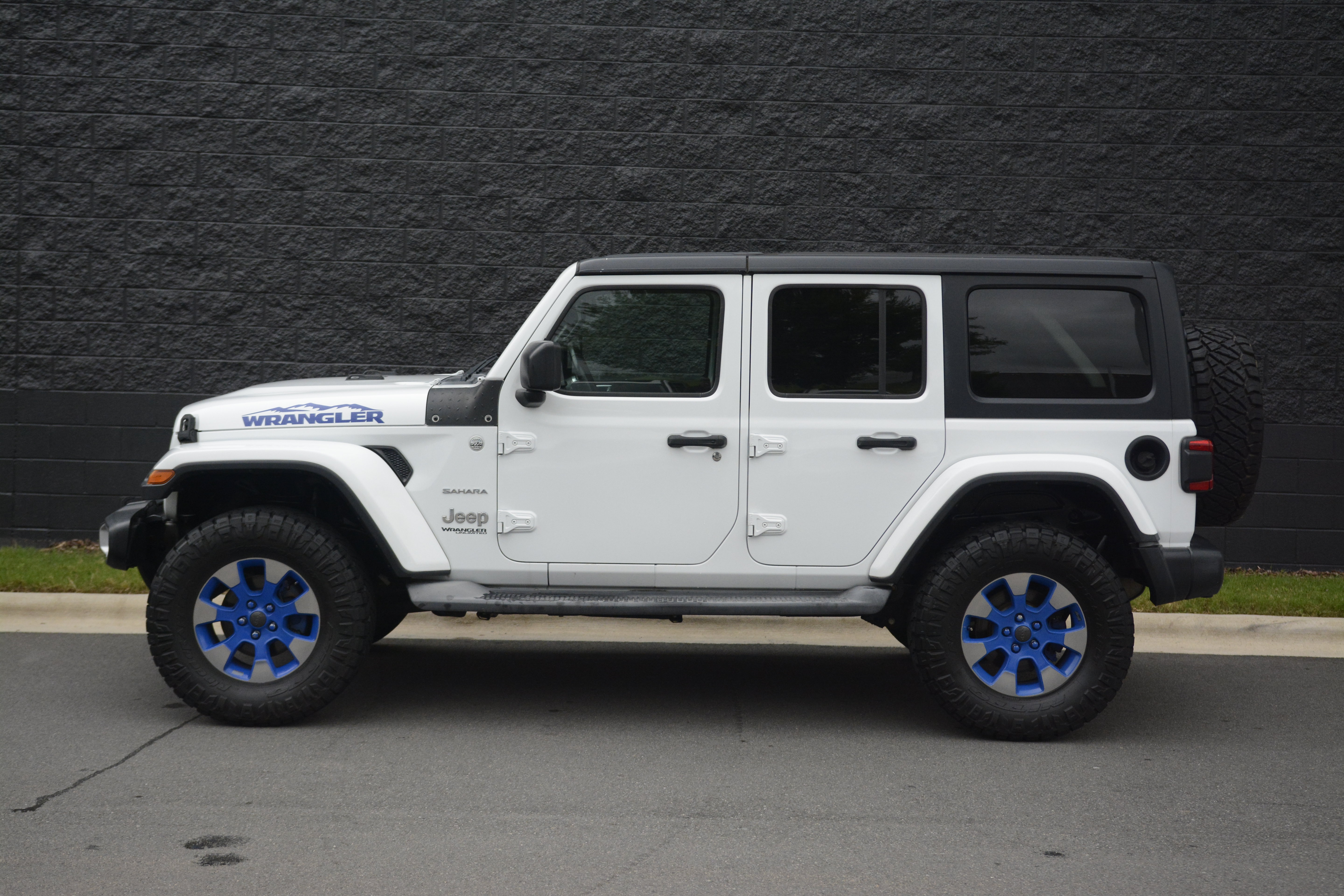 Used 2018 Jeep Wrangler Unlimited Sahara AWD/4WD image 2
