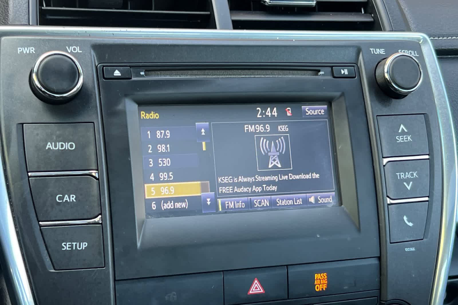 Used 2015 Toyota Camry SE w/ Moonroof Package image 18