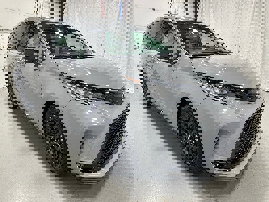 Used 2025 Toyota Sienna XSE image 1