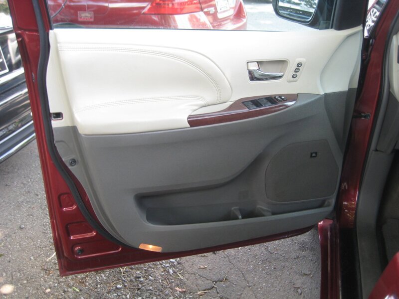 Used 2011 Toyota Sienna Limited w/ Premium Pkg AWD/4WD image 17