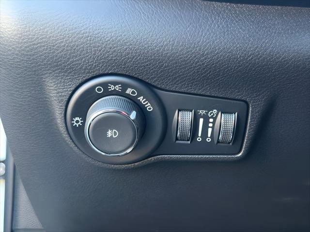 Used 2025 Jeep Compass Latitude w/ Convenience Group AWD/4WD image 26