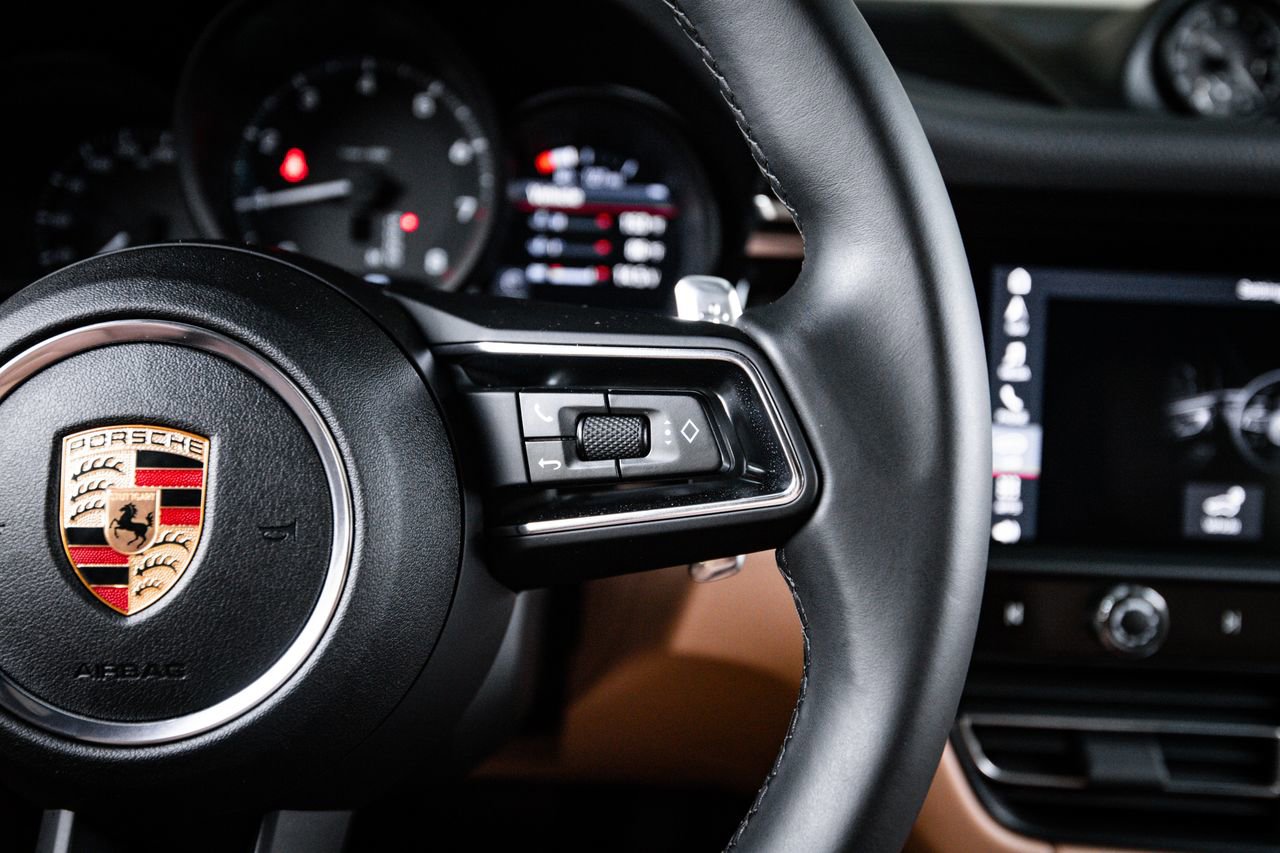 Certified 2025 Porsche Macan AWD/4WD image 16