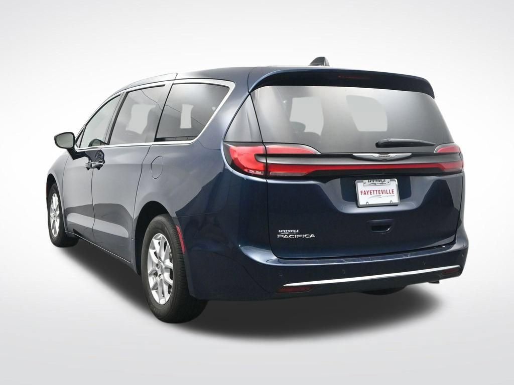 Used 2025 Chrysler Pacifica Select image 7