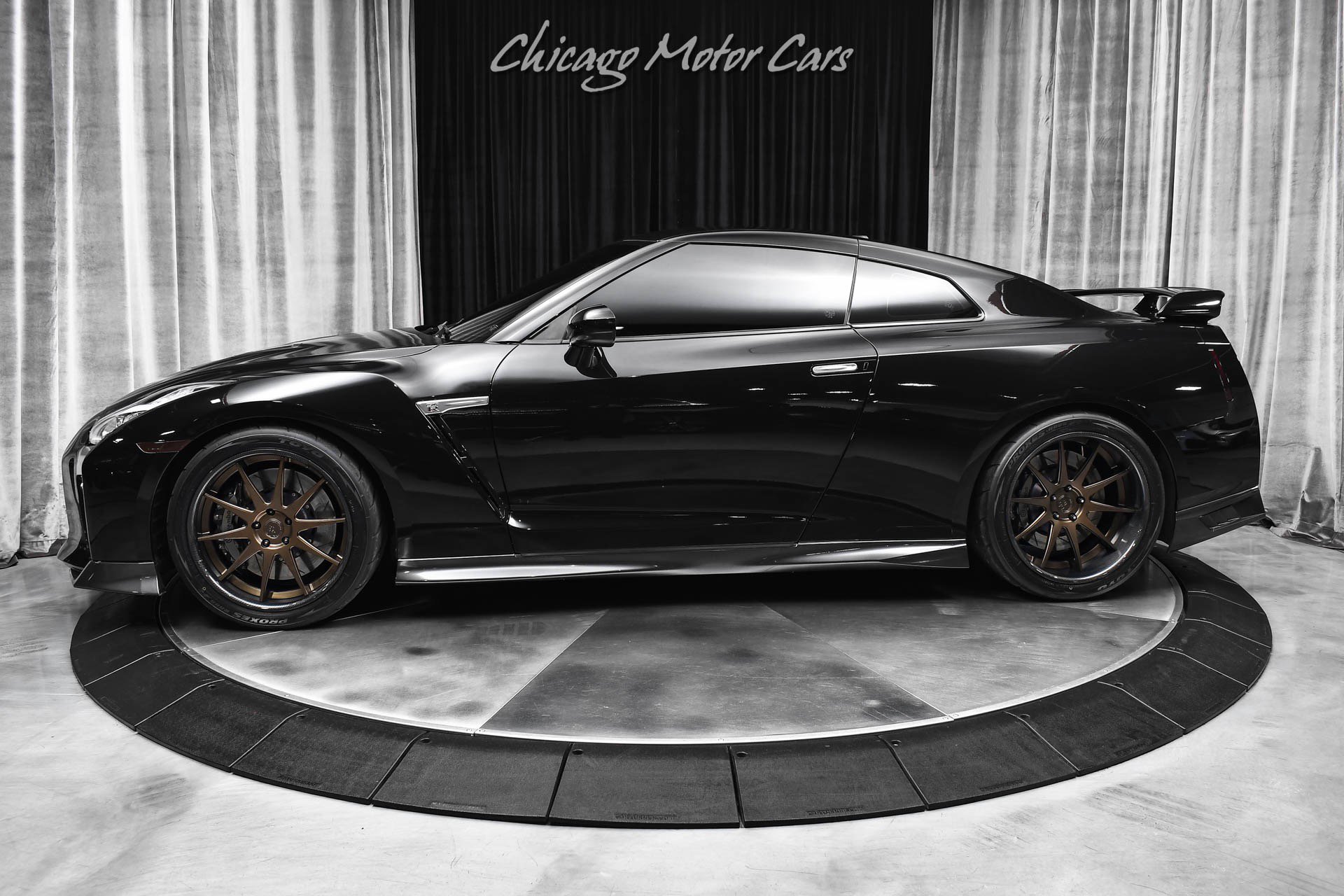 Used 2017 Nissan GT-R Premium w/ Premium Interior Package AWD/4WD image 1