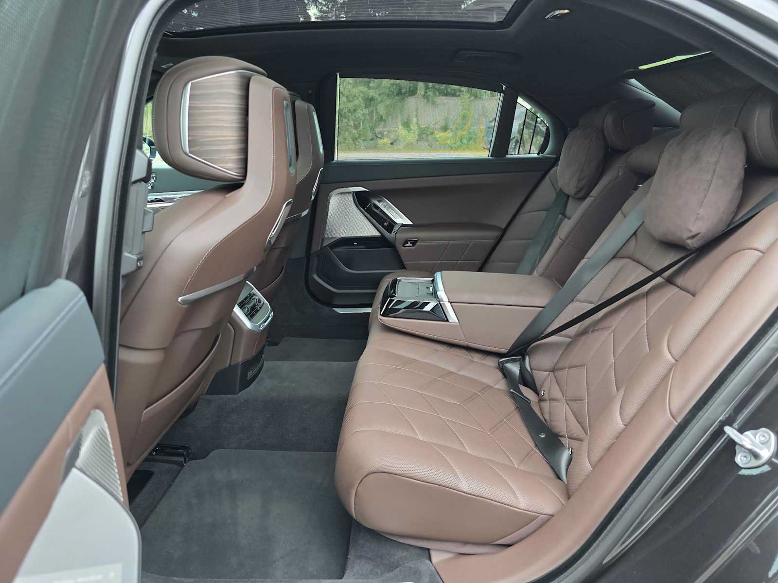 Used 2023 BMW i7 xDrive60 AWD/4WD image 16