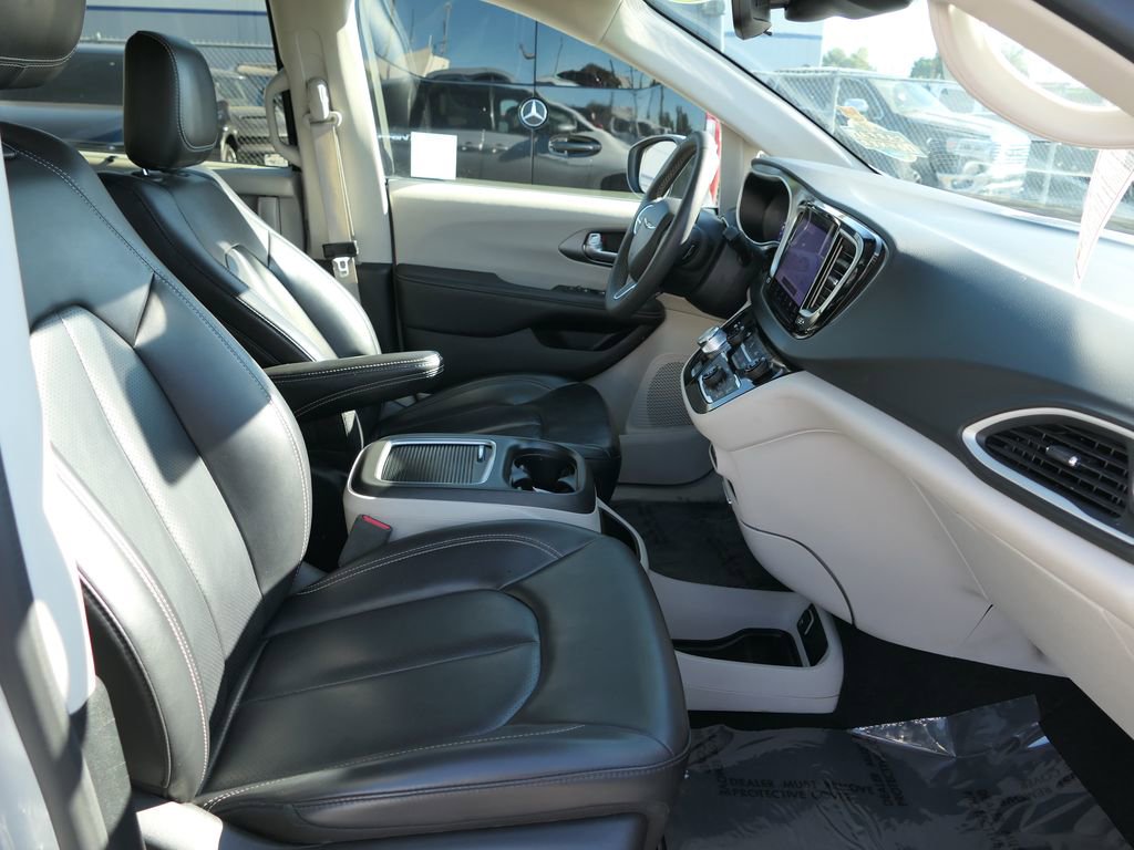 Used 2023 Chrysler Pacifica Touring-L image 25