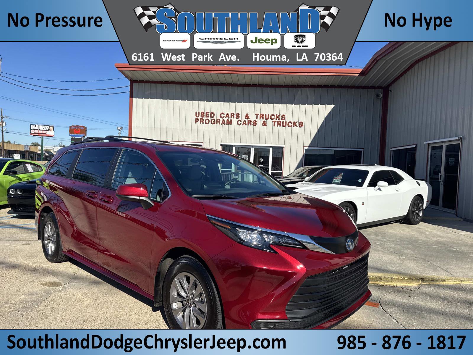 Used 2025 Toyota Sienna LE image 1