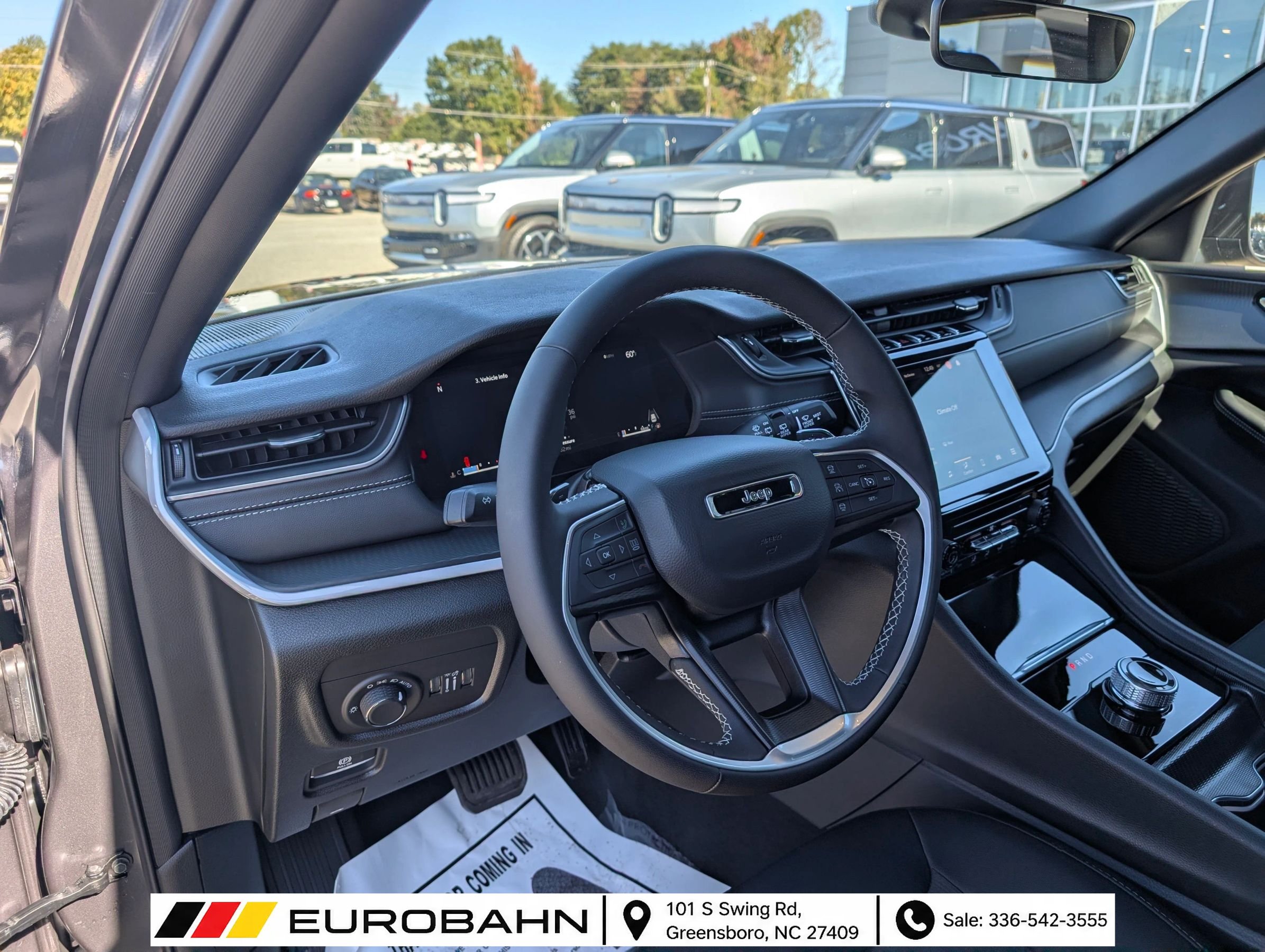 Used 2025 Jeep Grand Cherokee Laredo X AWD/4WD image 8