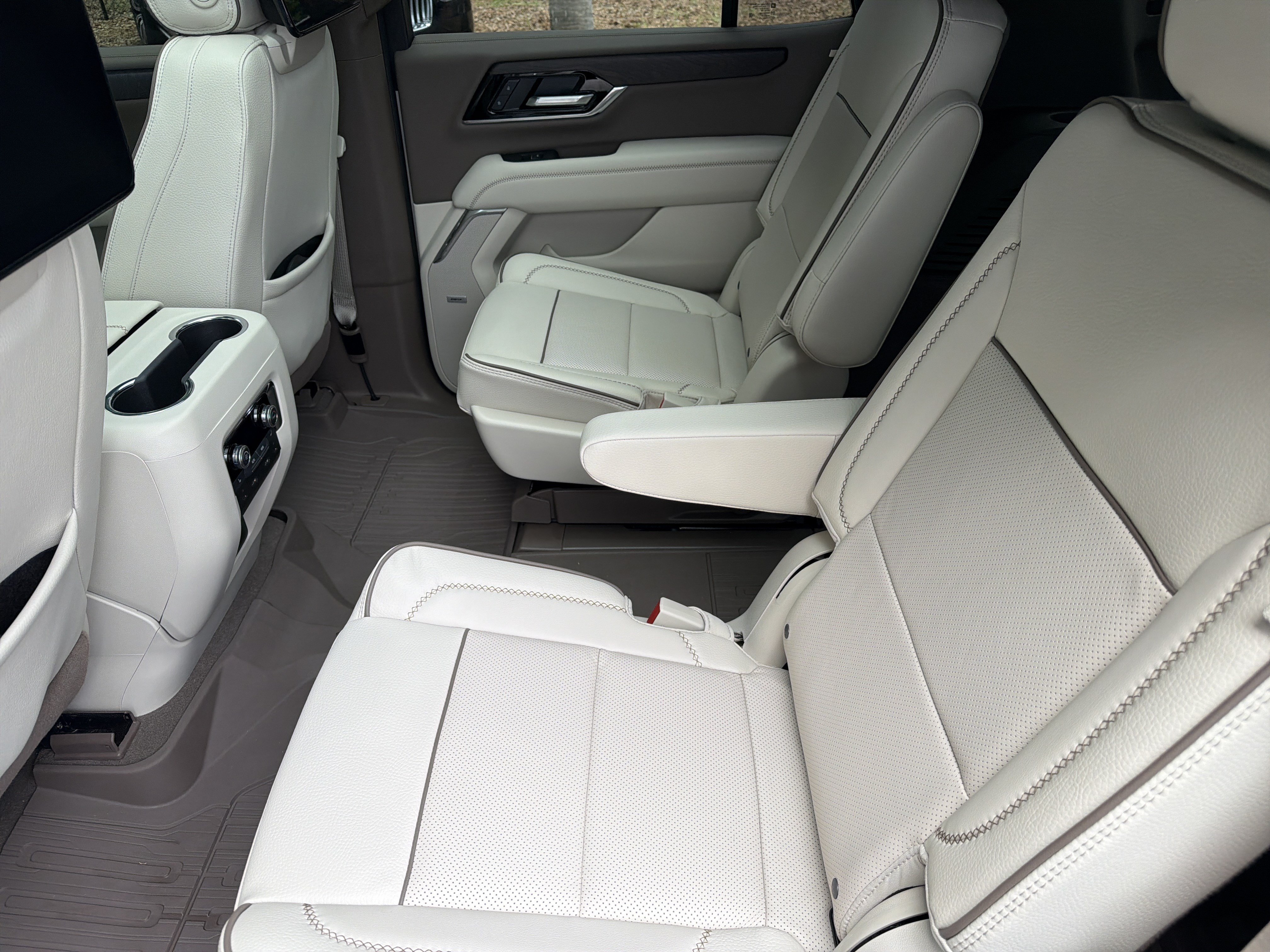 Used 2026 GMC Yukon Denali w/ Denali Reserve Package AWD/4WD image 32