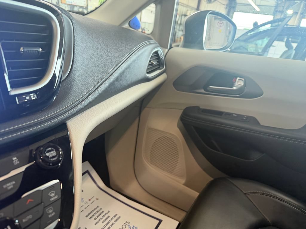Used 2023 Chrysler Pacifica Touring-L FWD image 13