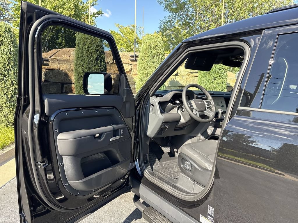New 2026 Land Rover Defender 130 X-Dynamic SE AWD/4WD image 17