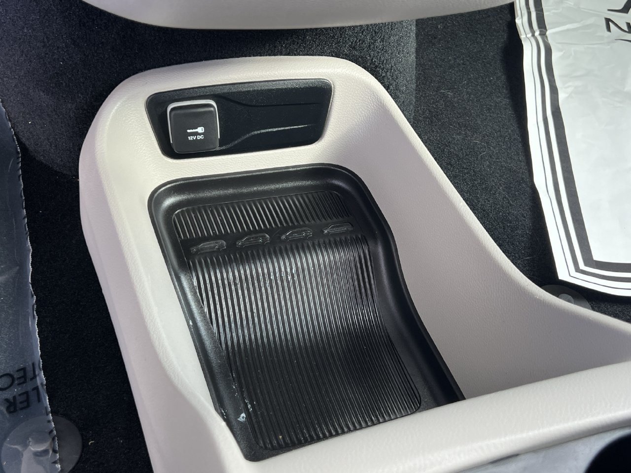Used 2022 Chrysler Voyager LX FWD image 19