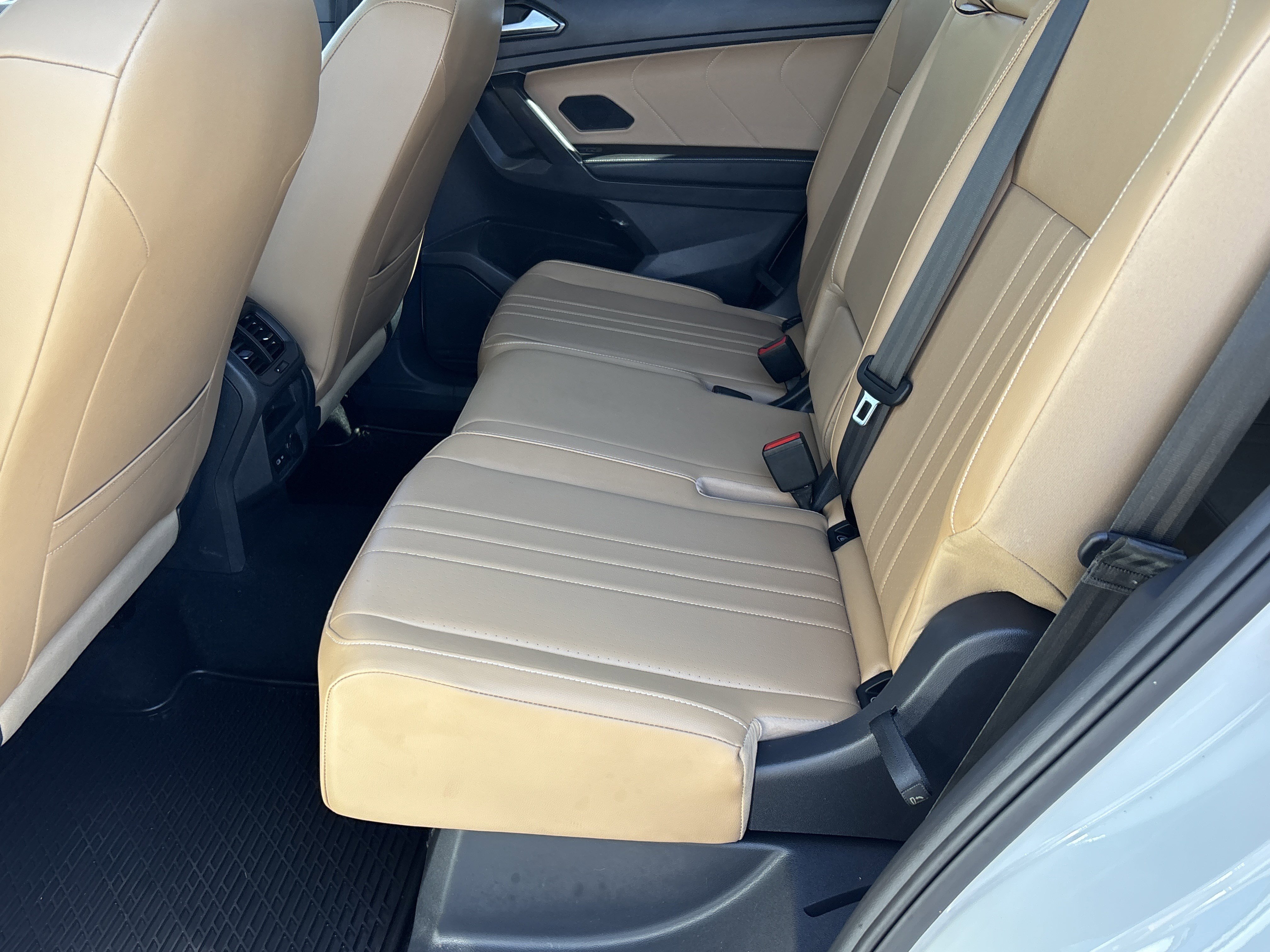 Used 2023 Volkswagen Tiguan SE w/ Panoramic Sunroof Package image 16