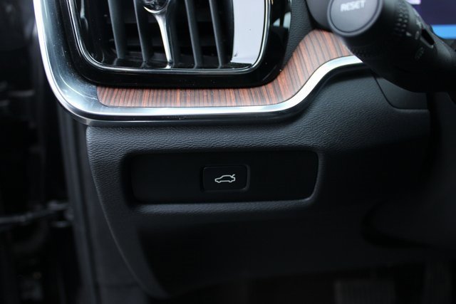 Used 2025 Volvo V60 B5 Cross Country Plus image 16