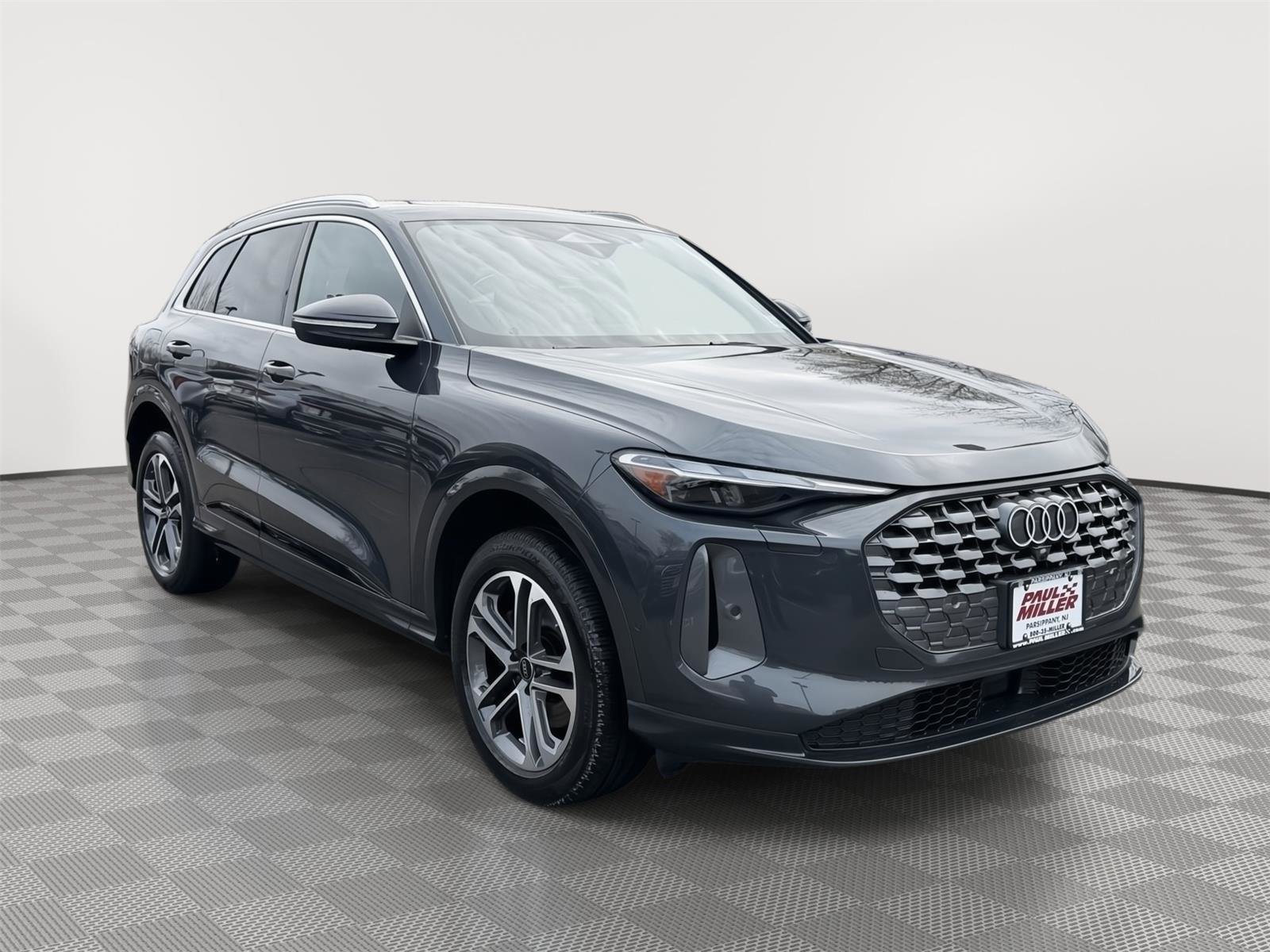 Used 2025 Audi Q5 Premium w/ Convenience Package image 3