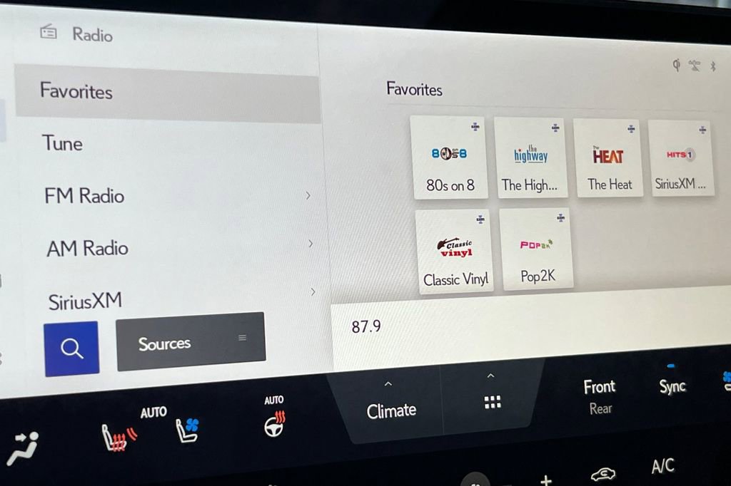 Certified 2025 Lexus RX 450h AWD w/ Luxury Package image 18