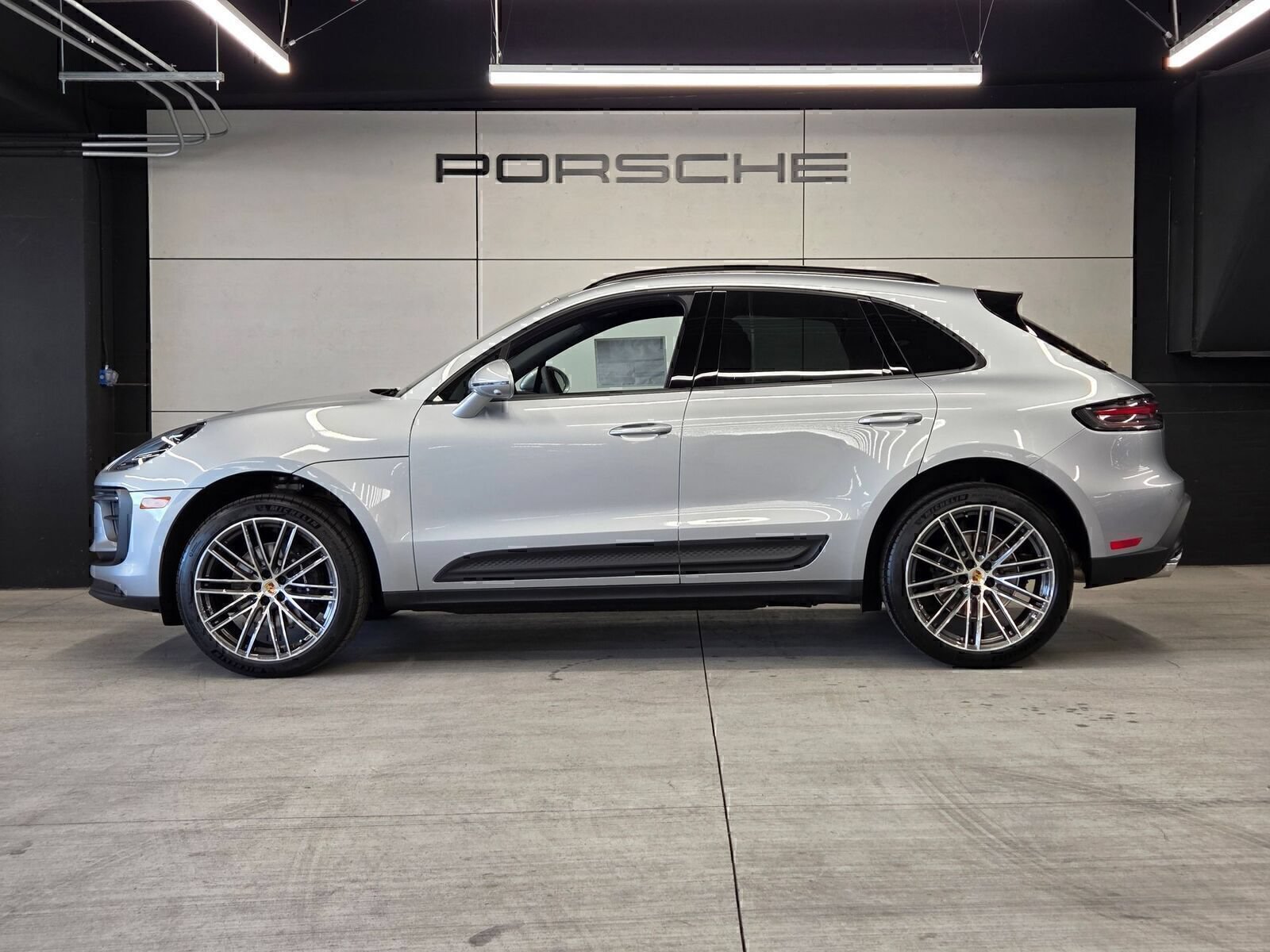 Certified 2026 Porsche Macan AWD/4WD image 2