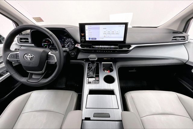 Used 2025 Toyota Sienna XLE image 15